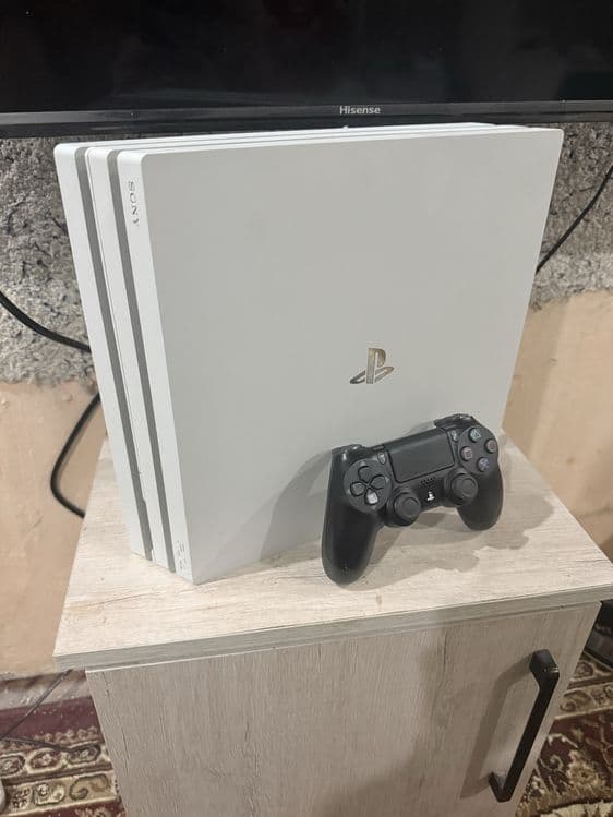 PlayStation 4 Pro White 1TB почти как новый — 1