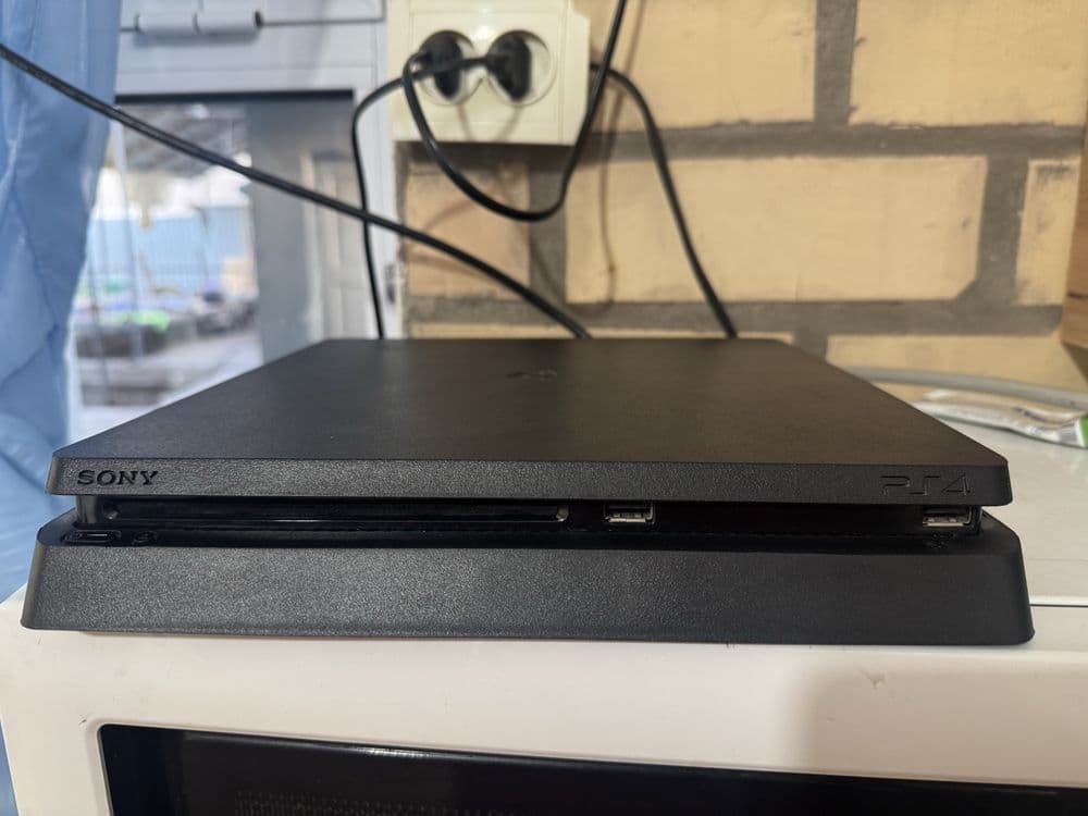 PlayStation 4 Slim в отличном состоянии — 1