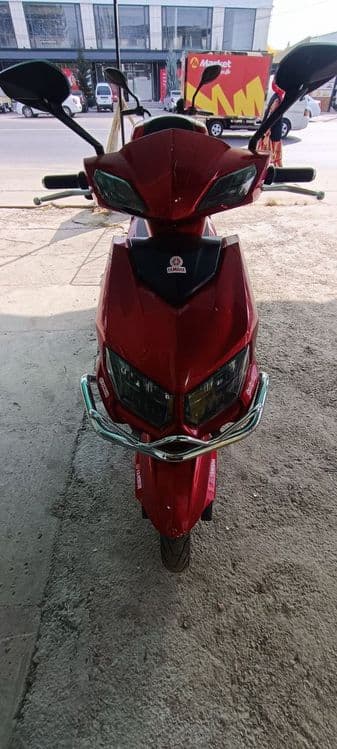 Yamaha elektor skuter — 1