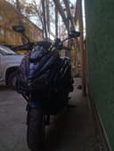 Skuter kaska perchatkasi bilan