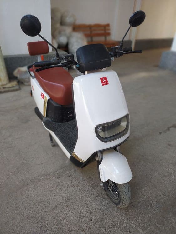Skuter E8 sotuvda — 1