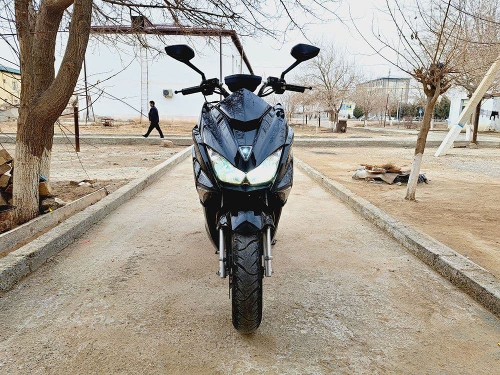 Benzinli skuter sotiladi kaskasi bilan birga 100 km 3 litir yeydi — 1