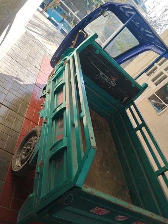 Elektor skuter kabinasi bilan — 1