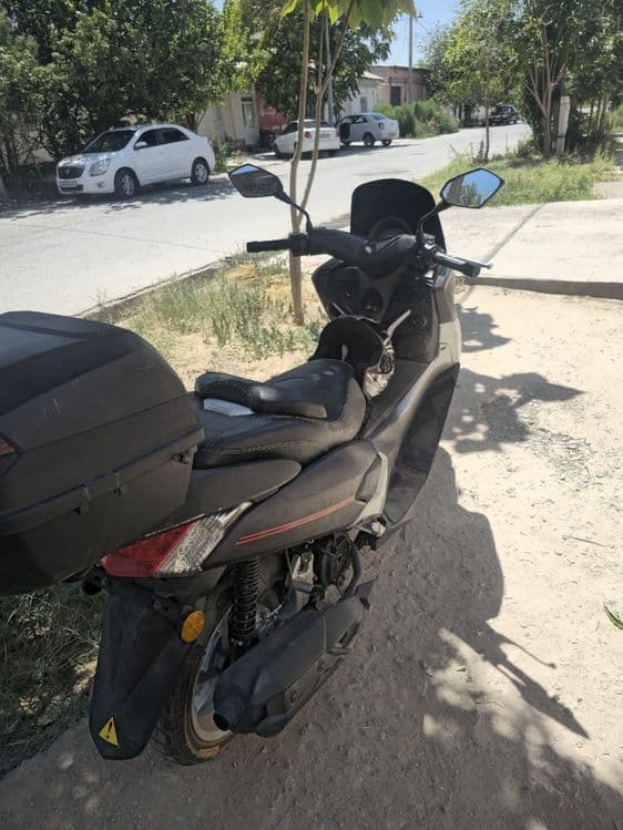 S MAX SKUTER 12000 km — 1