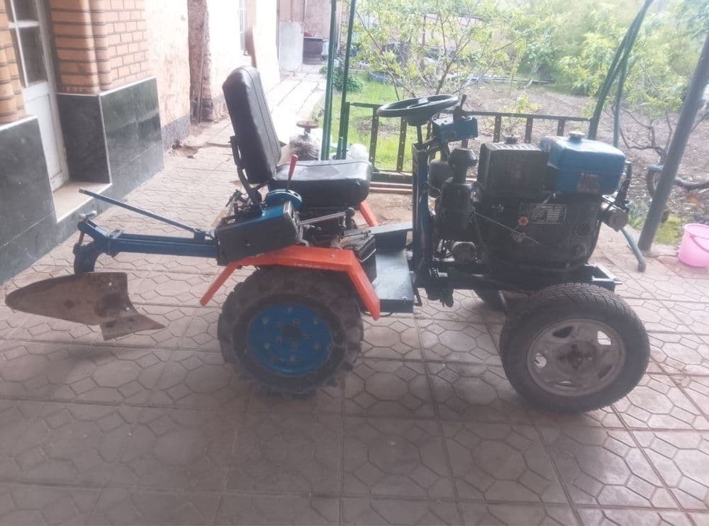 Traktor sotiladi — 1