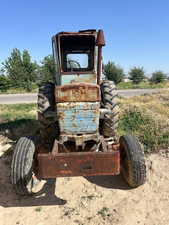 Traktor sotiladi — 1