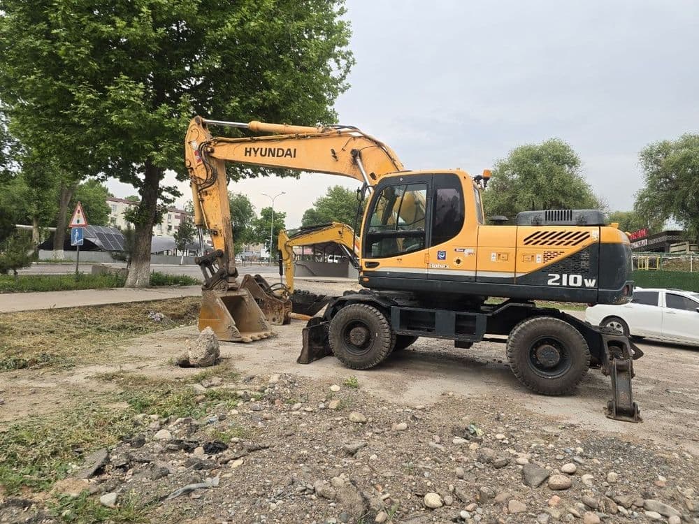 Hyundai 210 ekskavator — 1