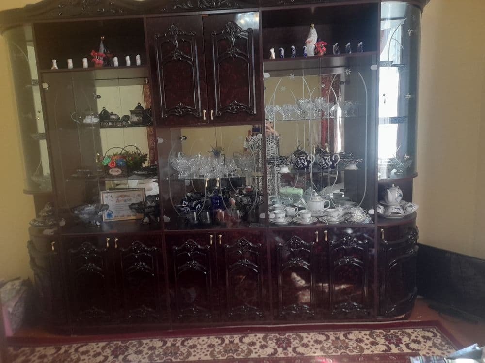 Мебель сотилади нархи 200$ факад бурбона ойнаси коган холати яхши — 1