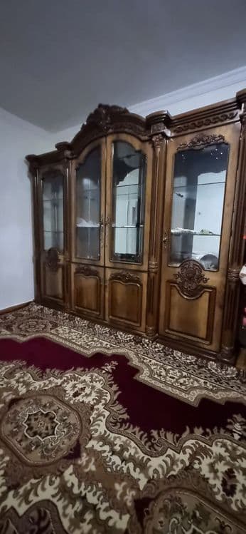Стенка катта 4та ешикли ичида полкаси ойна ешикларида ойна — 1