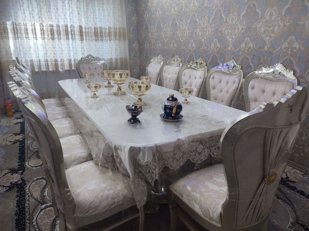 Стол и 12 стульев — 1