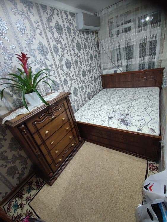 Продаётся спальный гарнитур: кровать + комод — 1