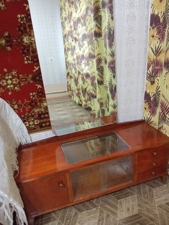 г.НАВОИ. ПРОДАМ Трюмо. — 1