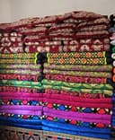 Ko'rpa baxmal va yostiqlar