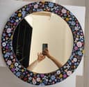Зеркало с рамой с цветочным принтом.
