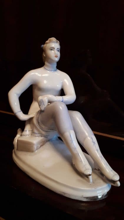 Фарфоровая статуэтка "Фигуристка-конькобежка" ЛФЗ,СССР 1950 года — 1