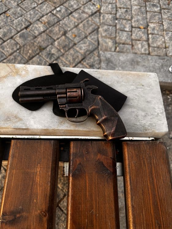 pistolet revolver metalichskiy — 1