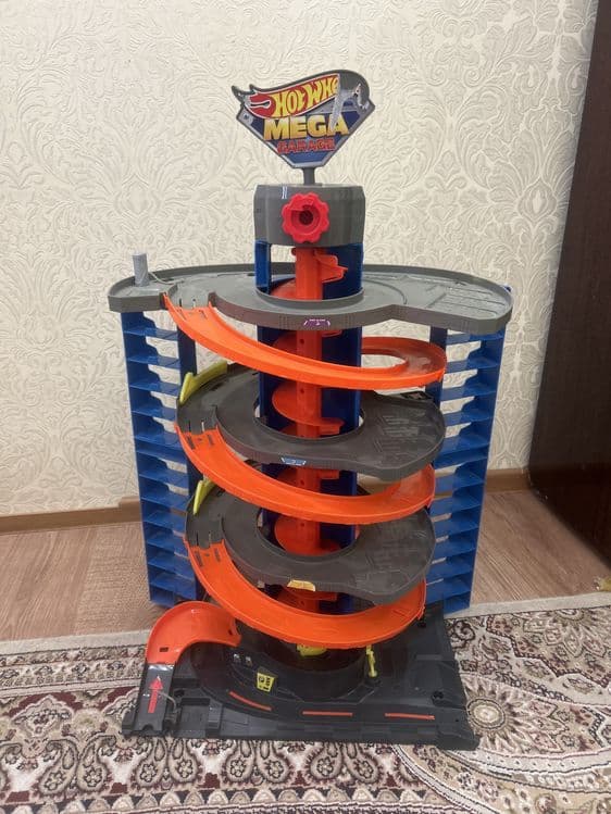 HotWeels mega garage — 1