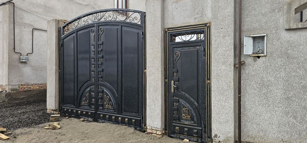 Дарвоза ва эшиклар сотилади — 1