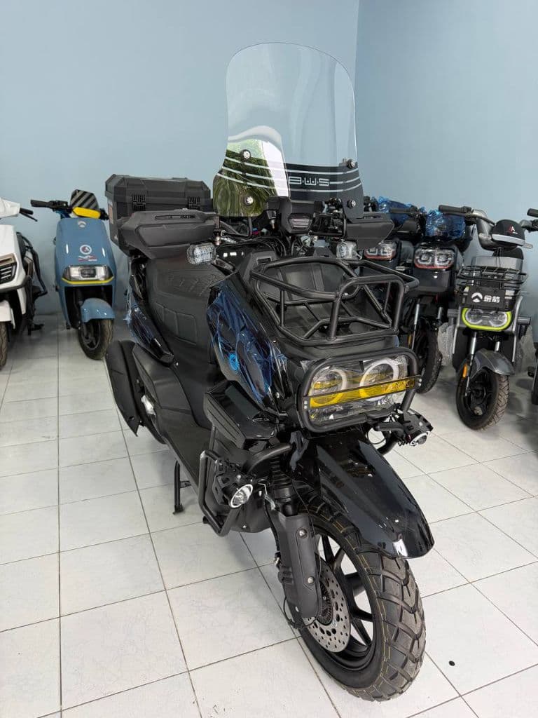 Двухколесный бензиновый мотоцикл в разобранном виде марки QJMOTO — 1