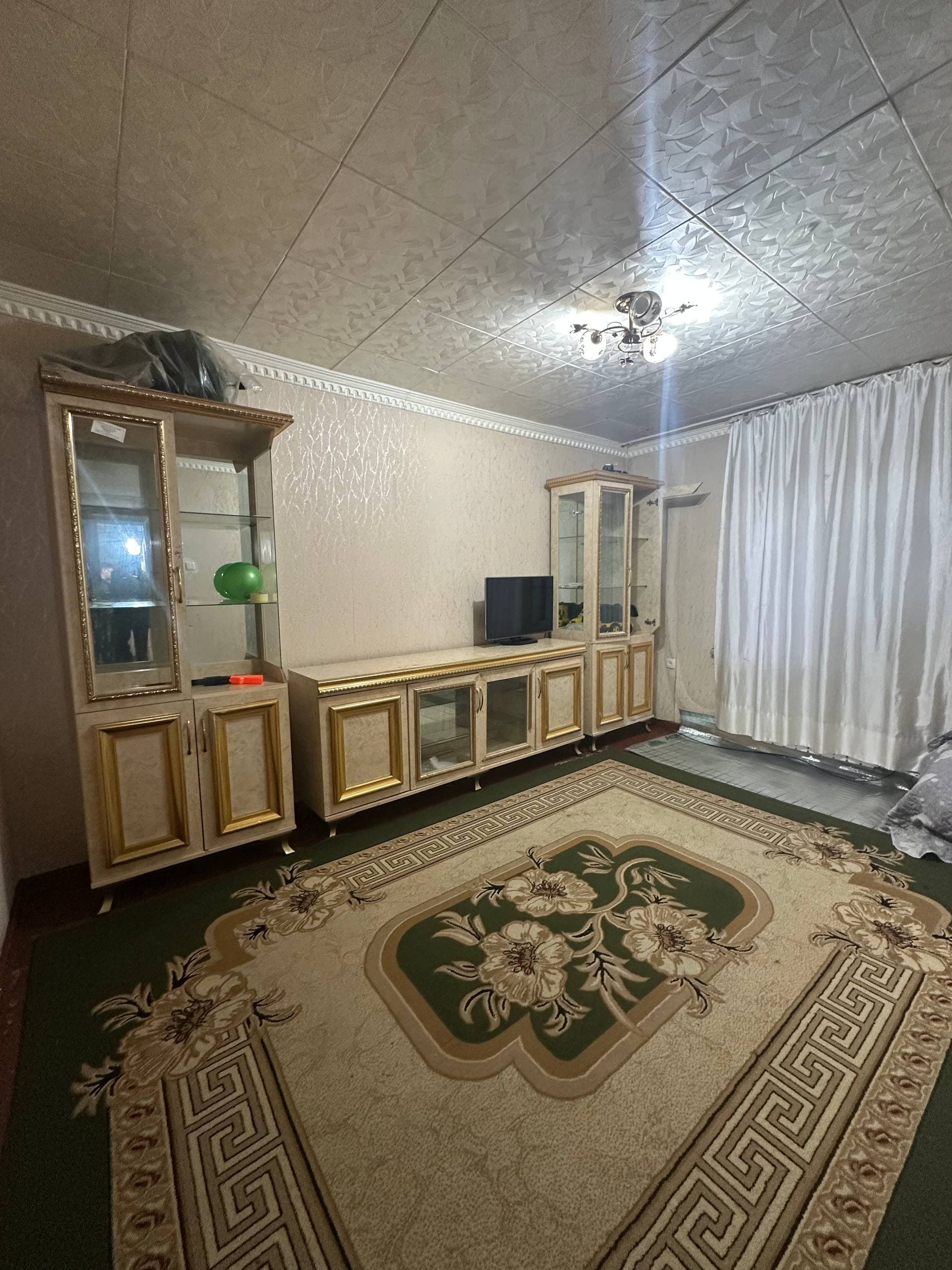 Arenda Chilonzor 2 kv Arnasoy koʻcha mirzo Ulugʻbek metro yaqin 2/4/4 400y.e. bollaga berildi oialga ham +998998400906 — 1