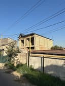 Продается 2х этажный дом - коробка в центре Кибрая.Земля - 2 сотоки, комнат-6
