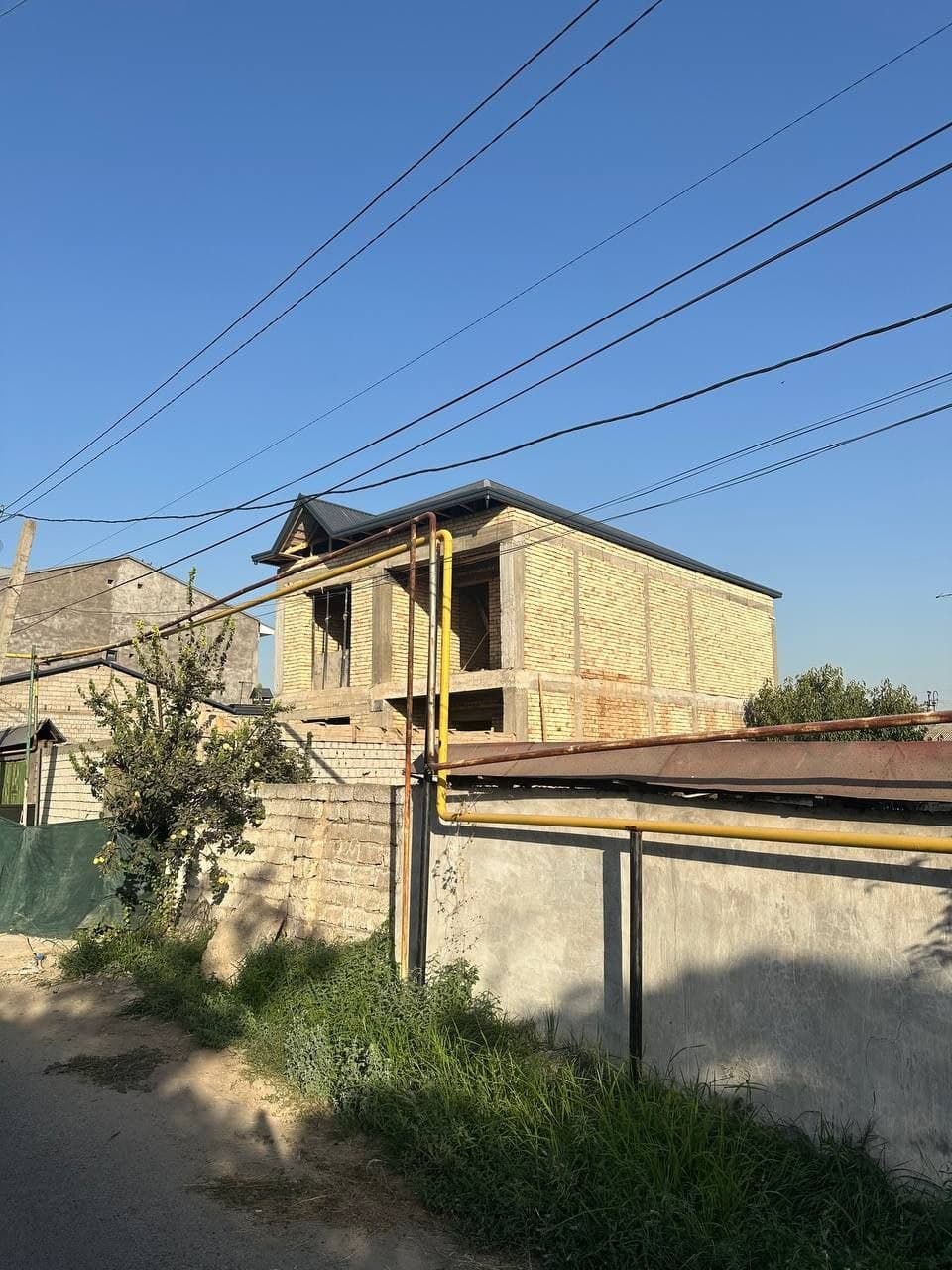 Продается 2х этажный дом - коробка в центре Кибрая.Земля - 2 сотоки, комнат-6 — 1