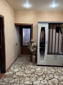 Sebzor 3/1/5 42-dom. 3 xonali 86kv.m dom sotiladi. Moshina uchun parkovka xam olingan podvolimiz ham bor