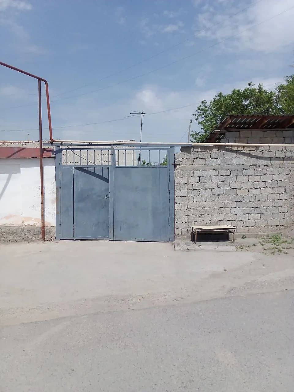 Uy sotiladi uchaska zor joyda sertrda joylawkan remonti yoq sotixi 10.000 y.e. dan 65.000y.e. soravomza — 1
